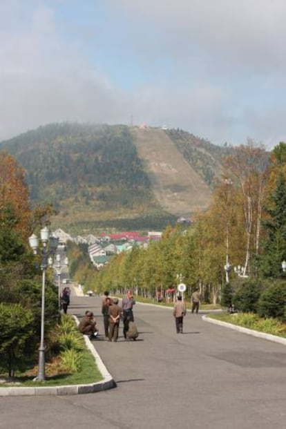 Entrada a la ciudad de Samjiyon desde la estación de esquí. |