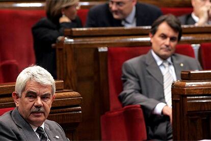 Pasqual Maragall, en primer plano, y Artur Mas, en el Parlamento de Cataluña.