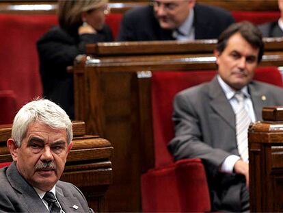 Pasqual Maragall, en primer plano, y Artur Mas, en el Parlamento de Cataluña.