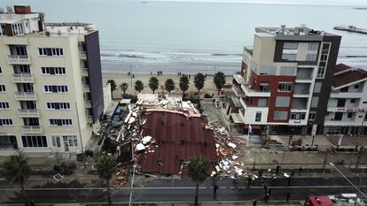 Los escombros de un edificio después de una explosión controlada en la ciudad portuaria de Durres (Albania). El inmueble ha sido derruido al ser considerado una amenaza por los daños que sufrió en el terremoto de la semana pasada, que alcanzó una magnitud de 6,4.