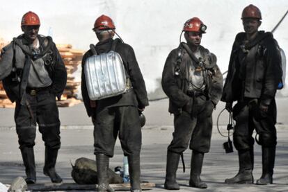 Varios mineros tras salir del subsuelo donde murieron decenas de sus compañeros y miembros del equipo de rescate tras dos explosiones.