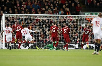 Joaquín Correa marca el gol del empate ante el Liverpool.