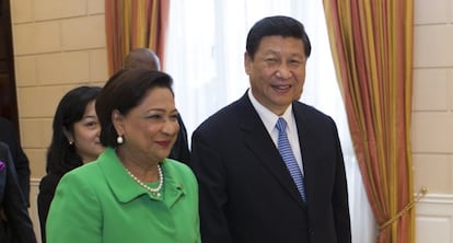 La primera ministra de Trinidad y Tobago y el presidente chino. 