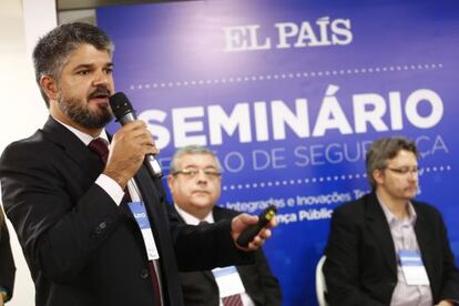 Bezerra, Santos e Zanetic no seminário do EL PAÍS.