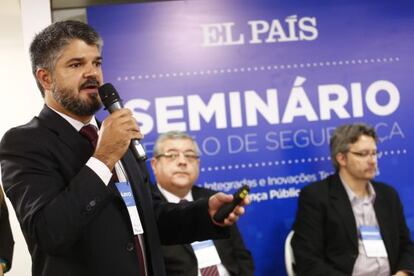 Bezerra, Santos e Zanetic no semin&aacute;rio do EL PA&Iacute;S.