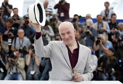 El director galo Jacques Audiard posa durante el pase gráfico de la película 'Dheepan', el 21 de mayo de 2015. La película se presenta en competición oficial en el festival.