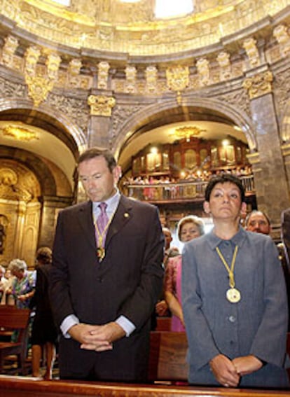 El <i>lehendakari,</i> Juan José Ibarretxe, y la consejera de Educación, Ángeles Iztueta, durante la misa mayor celebrada ayer en la basílica de Loyola.