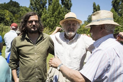 Beiras, en el centro, abrazado al diputado Antón Sánchez.