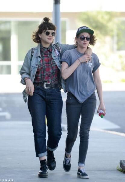 Soko y Kristen Stewart pasean por París a principios de marzo.