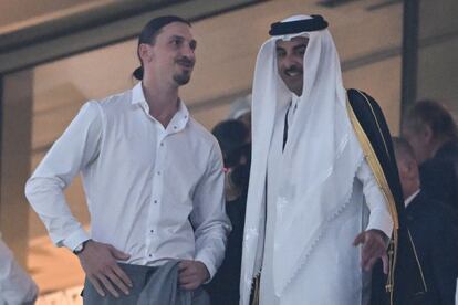 El jugador sueco Zlatan Ibrahimovic (a la izquierda) conversa con el emir de Qatar Sheikh Tamim bin Hamad al-Thani.