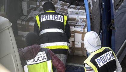 La Policia Nacional escorcolla una furgoneta amb documents que els Mossos portaven a incinerar el passat octubre.