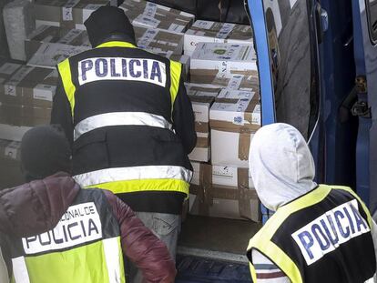 La Policia Nacional escorcolla una furgoneta amb documents que els Mossos portaven a incinerar el passat octubre.