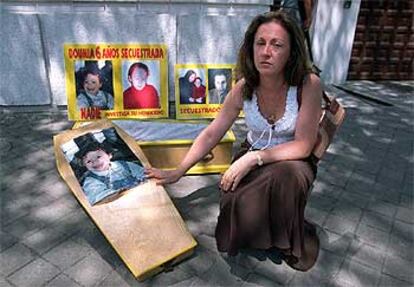 Belén Tapia, madre de Dounia Chahidi, secuestrada en 1997, ayer frente a la Embajada de Marruecos.