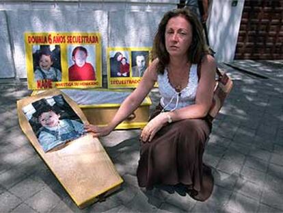 Belén Tapia, madre de Dounia Chahidi, secuestrada en 1997, ayer frente a la Embajada de Marruecos.