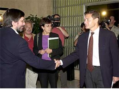 Fernando Puig-Samper (a la izquierda) saluda a Juan Chozas, secretario general de Empleo. Reunión Gobierno-Sindicatos sobre la reforma del paro. Madrid, 13 de mayo de 2002