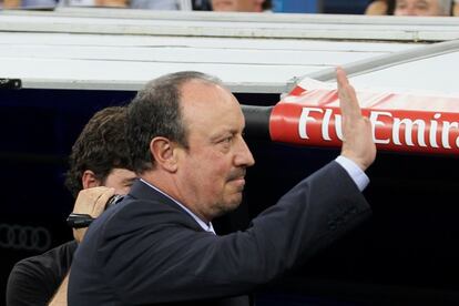 Benitez saluda al publico