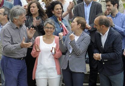 Los candidatos de Geroa Bai en las elecciones del próximo día 26, Daniel Innerarity y Anika Luján, apoyados por la presidenta del Gobierno de Navarra, Uxue Barkos, entre otros, durante el acto electoral de la coalición celebrado hoy en Pamplona en el segundo día de campaña.