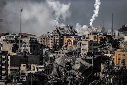 Columnas de humo se elevan en el norte de la Franja, tras un ataque israelí, este jueves.