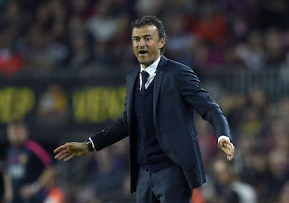 Luis Enrique, entrenador del Barcelona reacciona ante la impotencia de su equipo en un momento del partido.