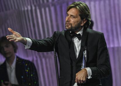 El sueco Ruben Östlund, con el premio a mejor dirección en la gala del cine europeo.