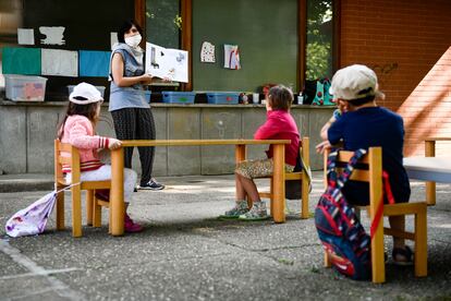 Una profesora lee a sus alumnos en una escuela infantil de Ivrea, cerca de Turín (Italia), a finales de mayo.