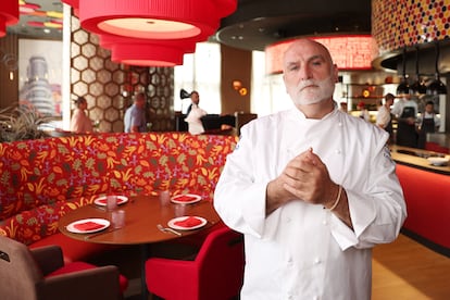 El cocinero José Andrés, en una imagen de archivo en el restaurante Jaleo, que inauguró en 2023 en Dubái.