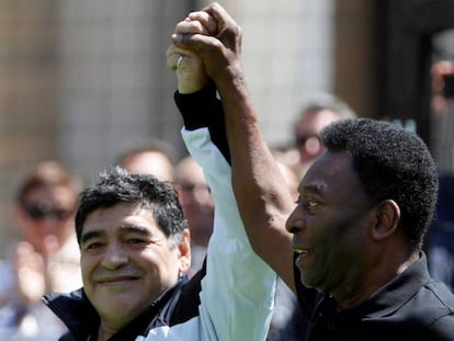 Diego Maradona e Pelé durante um evento nesta quinta-feira em Paris.