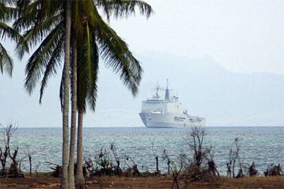 El buque <i>Galicia</i>, fondeado en aguas de Banda Aceh (Indonesia) en misión de ayuda tras el <i>tsunami</i>.