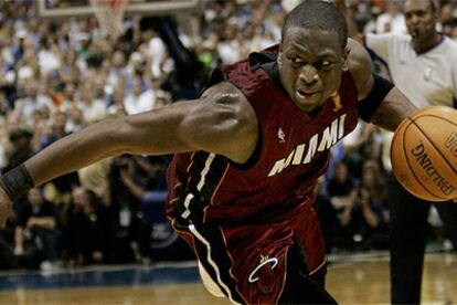 Dwyane Wade conduce el balón en una acción del partido que decidió el título para los Heat de Miami ante los Mavericks de Dallas.