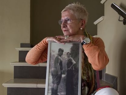 Maixabel Lasa, con una foto de ella y su marido cuando tenían 16 años.