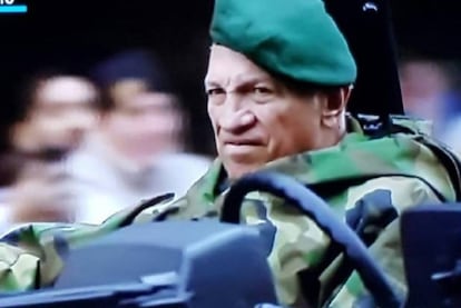 Aldo Rico en el desfile por los 200 años de la independencia de Argentina.