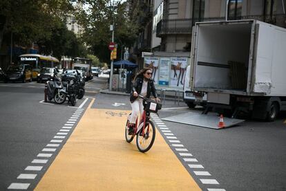 El carril bici de la calle Roger de Lluria, en Barcelona, puesto en marcha por la pandemia, también es es amplio y está bien diferenciado del tráfico.