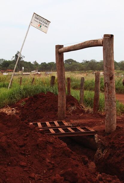 Buraco cavado na entrada de uma fazenda para evitar que os cavalos dos índios passem pela propriedade para buscar lenha em uma área remanescente de floresta, que fica dentro da área dele.