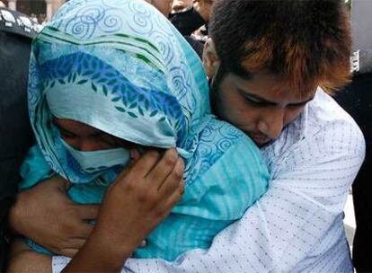 Shahzina y Shumail, abrazados a la salida de la corte que los ha condenado.