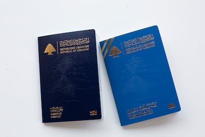 A la derecha, la documentación de Faddy Faddoul; a la izquierda, la de su prometida, libanesa de origen armenio, que sí tiene reconocida la nacionalidad.

El documento de Faddy es de color azul más claro, y aunque está expedido por la República libanesa, ni siquiera tiene la palabra "pasaporte" escrita sobre él. Se trata de un "documento de viaje para refugiados palestinos", opina su dueño.
