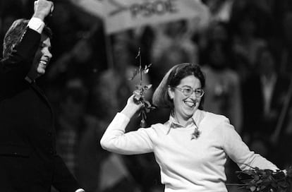 El presidente del Gobierno, Felipe González, y su mujer, Carmen Romero, diputada por Cádiz, lanzan rosas a los asistentes al mitin en San Fernando (Cádiz) el 28 de febrero de 1996, Día de Andalucía. González, en campaña de las generales, pidió el voto para Chaves, en un mitin aplazado por el asesinato por ETA de Francisco Tomás y Valiente. El mitin tuvo que celebrarse en esta localidad gaditana por la negativa del Ayuntamiento de Cádiz, gobernado por el PP, de ceder un polideportivo municipal.