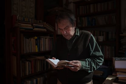 El poeta Rafael Cadenas, en su apartamento de Caracas, Venezuela, el 24 de noviembre de 2022.