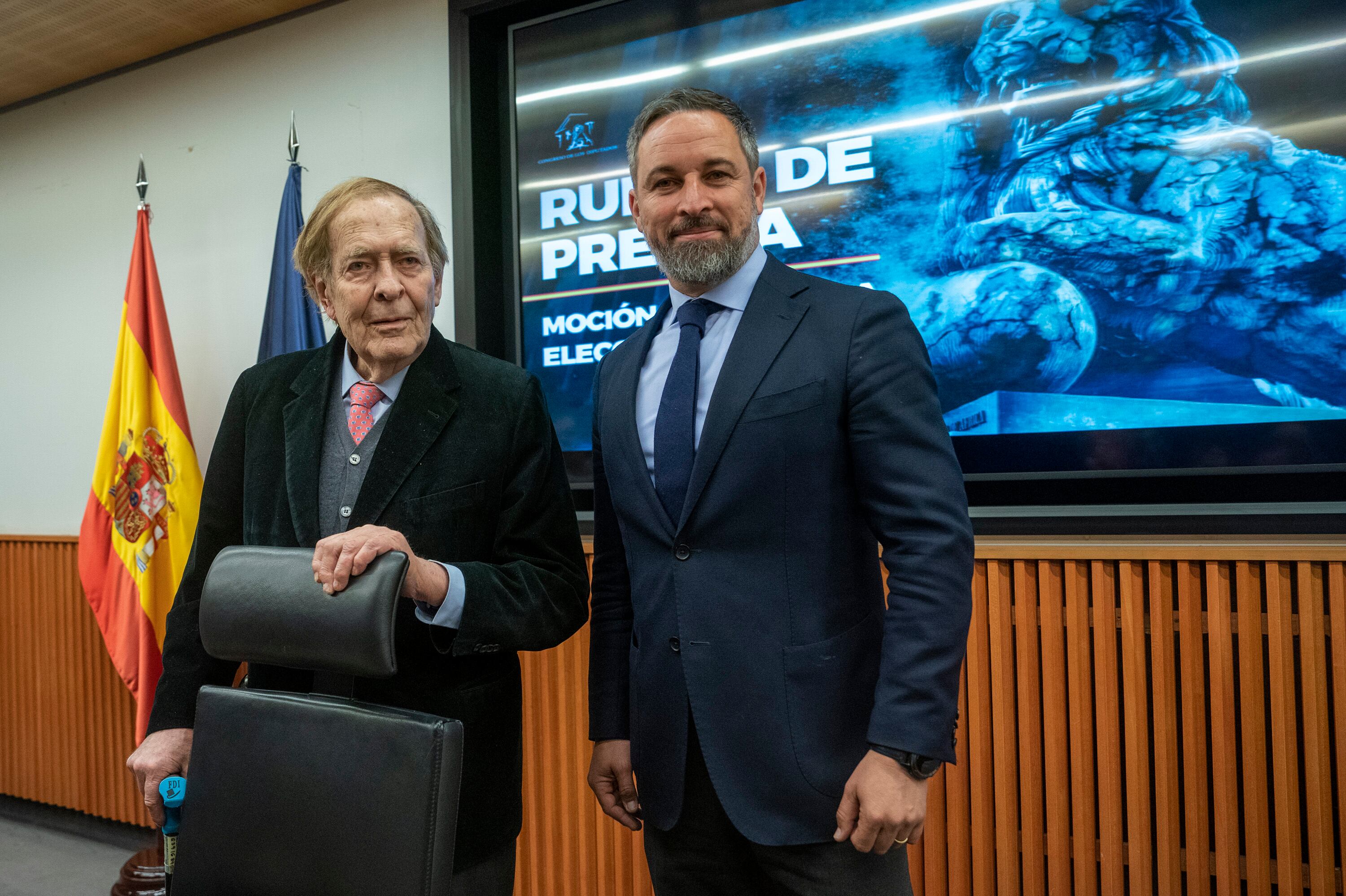 El candidato Ramón Tamames (a la izquierda), junto al líder de Vox, Santiago Abascal, este jueves en el Congreso.