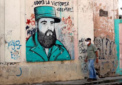 Una persona camina por una calle de La Habana (Cuba).