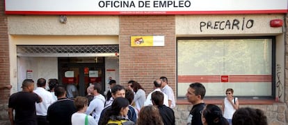 Vecinos de varias poblaciones de la sierra pasan la noche haciendo cola en la oficina de empleo de Collado Villalba para conseguir n&uacute;mero. 