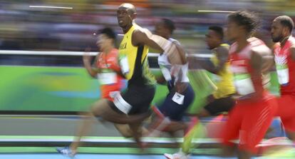 Bolt corre y tiene tiempo de mirar a los rivales.