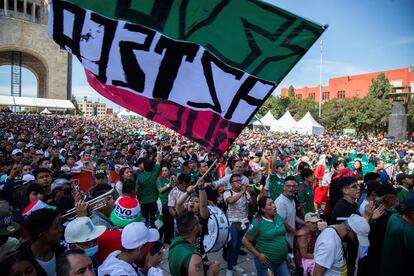 Los fanáticos de México reaccionan mientras ven el partido con Argentina, en la Ciudad de México.