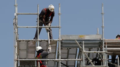 Varios obreros en una obra en Madrid en julio de 2023.