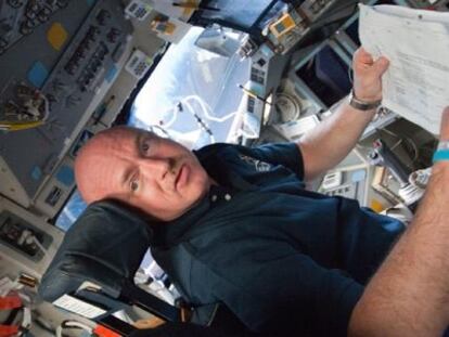 Mark Kelly, comandante del <i>Endeavour</i> en su última misión, en la cabina de la nave.
