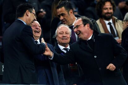 El presidente del Barcelona Josep Maria Bartomeu (a la izquierda) saluda al expresidente francés François Hollande (a la derecha), en el palco del estadio Camp Nou.