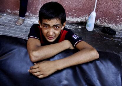 Un niño palestino llora después de ver a sus familiares heridos trasladados de urgencia a las salas de emergencia en el hospital Nasser tras un ataque aéreo israelí en Khan Younis, al sur de la Franja de Gaza.