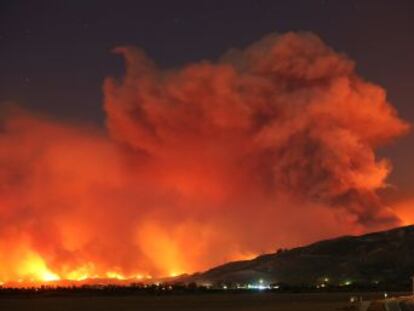 Las llamas han quemado al menos 150 edificaciones y más de 18.000 hectáreas