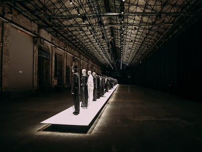 Diseños de Ann Demeulemeester, invitada de honor de Pitti Uomo 102 en la Stazione Leopolda de Florencia.