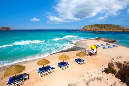 Son varios retazos de arena blanca finísima correspondientes a Platges de Comte, unidos a un fondeadero con ribetes de piscina. El mar, esmeraldino, de aguas sumamente limpias, penetra con fuerza en los ojos desde estas caletas intercaladas con entrantes rocosos. Levantamos la vista hacia la ringlera de 11 islas menores. Enfrente, la mole de la isla Des Bosc oculta en parte por la isla de Conejera. Más allá, los islotes de S’Espartar y, hacia poniente, Ses Bledes. La calita de Racó d’en Xic alberga el chiringuito Cala Escondida (calaescondidaibiza.com). Y para disfrutar de unos atardeceres épicos o cenar está el Sunset Ashram (sunsetashram.com). <p><b>Acceso:</b> el desvío a Platges de Comte se encuentra a 4 kilómetros de Sant Antoni. De Sant Antoni a cala Conta hay conexión en barco.</p>