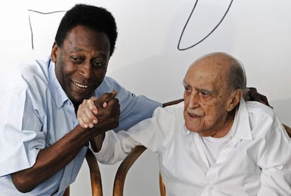 La estrella del f&uacute;tbol brasile&ntilde;o, Pel&eacute;,  sostiene la mano del arquitecto Oscar Niemeyer durante una conferencia de prensa en la que present&oacute; los planes para el Museo Pel&eacute;, dise&ntilde;ado por Niemeyer que se construir&aacute; en la ciudad costera de Santos, en R&iacute;o de Janeiro